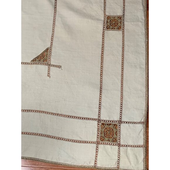 Vintage Embroidered Linen Tablecloth - Perfect For Fancy Dinners & Impressing In - Picture 4 of 9